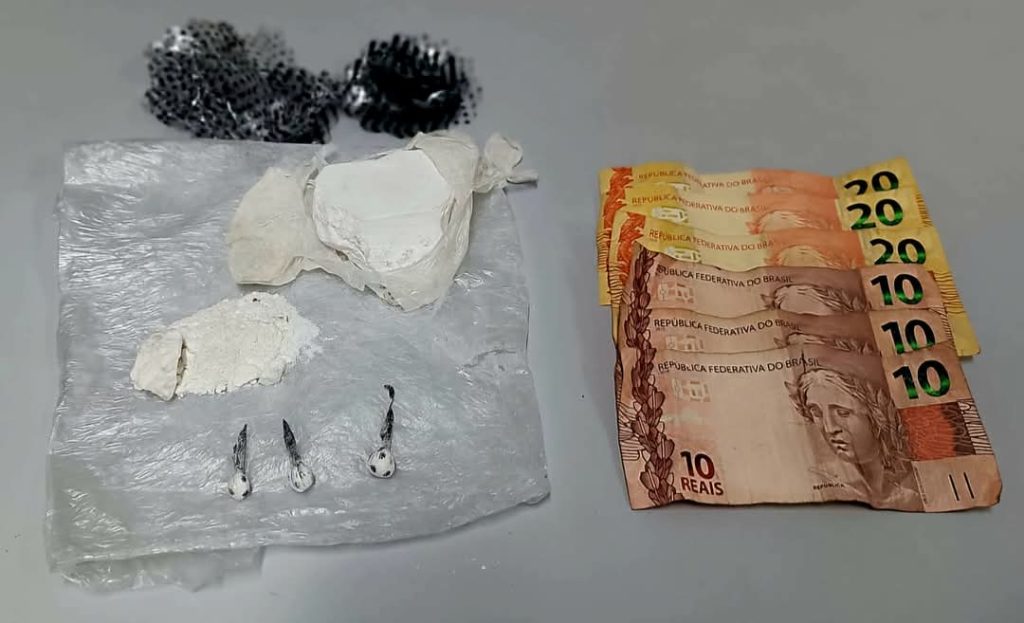 Apreensão de porções de drogas e dinheiro em Paranaguá PM Vila Guarani