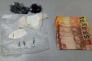 Apreensão de porções de drogas e dinheiro em Paranaguá PM Vila Guarani