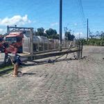 Caminhão derruba poste na Costeira, em Paranaguá