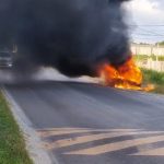 Carro incendidado em Pontal do Paraná