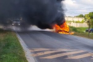 Carro incendidado em Pontal do Paraná