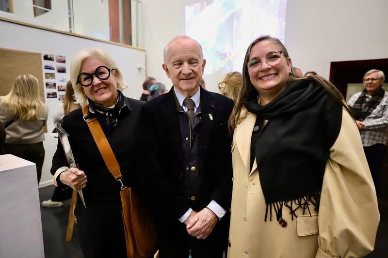 A professora Giceli Portela, o arquiteto francês Benjamin Mouton e a prefeita Rosane Osaki na abertura da exposição sobre Antonina em Paris. Foto: Divulgação/ Prefeitura de Antonina