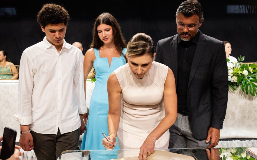 Fabiana Parro ao lado da família durante sua diplomação como vice-prefeita de Paranaguá. Foto: Prefeitura de Paranaguá