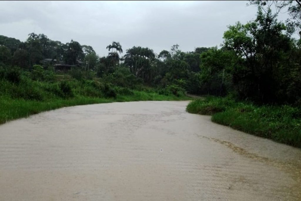Quando chove forte na região, os alagamentos frequentes deixam moradores sem acesso terrestre, e a estrada permanece em estado precário mesmo após a água baixar. Foto: DER/PR


