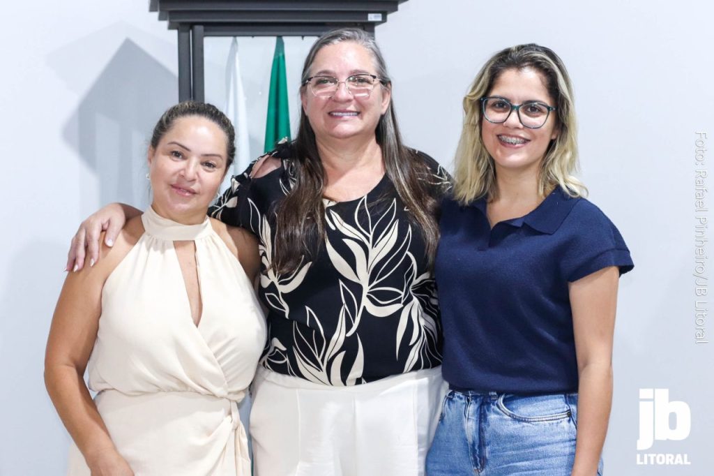 A diretora-executiva do JB Litoral, Jéssica Fernandes, com a vereadora Sara e a prefeita Rozane Osaki. Foto: Rafael Pinheiro/JB Litoral