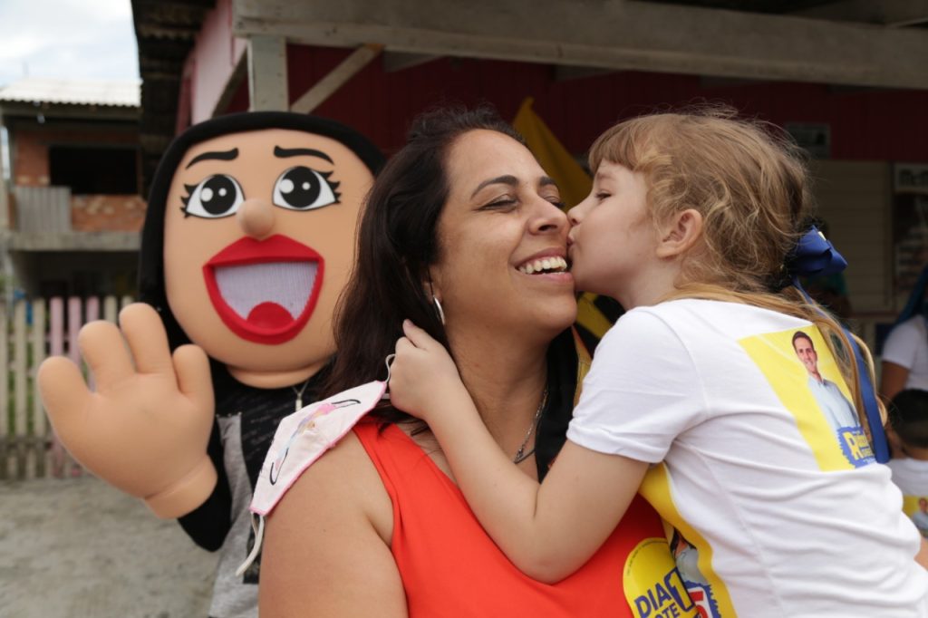 Professora Patrícia fazendo campanha com a filha. Foto: Arquivo Pessoal