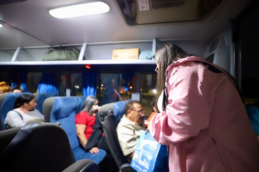 Os kits são entregues na saída dos ônibus no Hospital Silvio Bittencourt de Linhares, ainda de madrugada. 