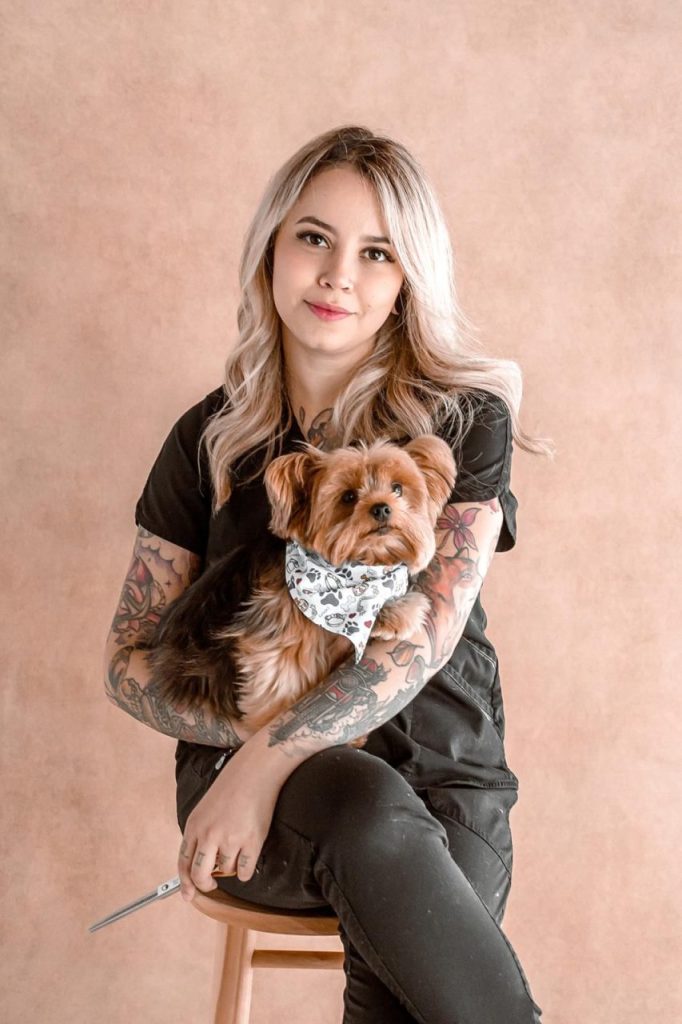 Natalia afirma que a maior motivação é o carinho recebido tanto dos cães quanto de seus tutores. Foto: Arquivo Pessoal