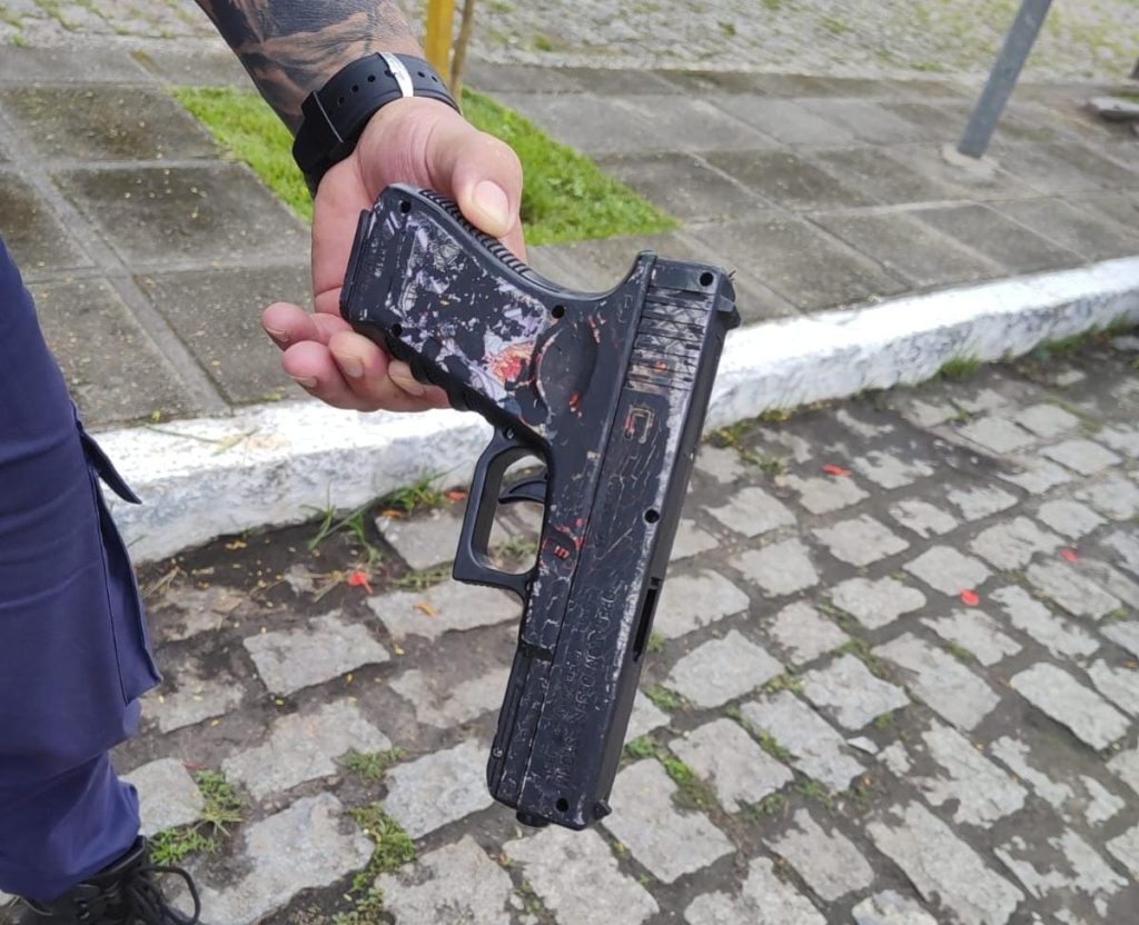 Mulher presa com réplica de pistola no Centro Histórico de Paranaguá