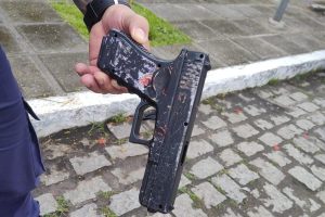 Mulher presa com réplica de pistola no Centro Histórico de Paranaguá