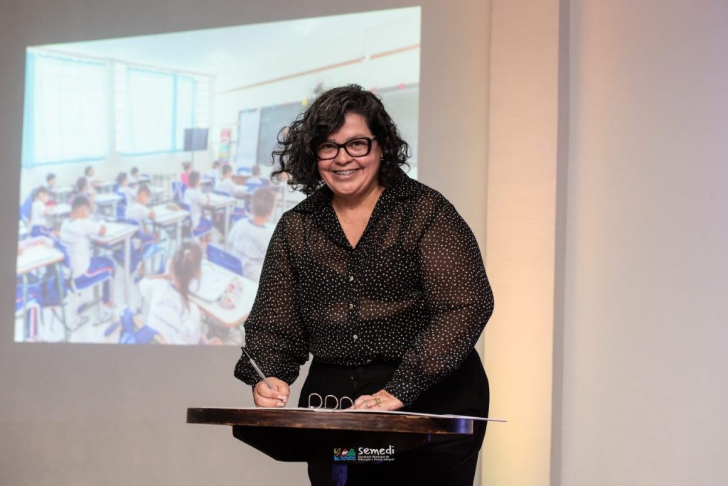 SECRETARIA ED PARANAGUA FABIOLA – FOTO SEMEDI