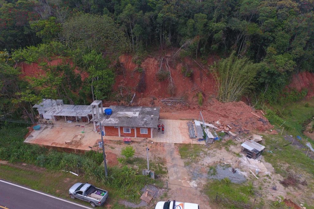 Força da enxurrada deslocou pedras e mudou o curso do Rio Sagrado, em Morretes. Foto: Wilson Baptista Honório Alves/ Defesa Civil