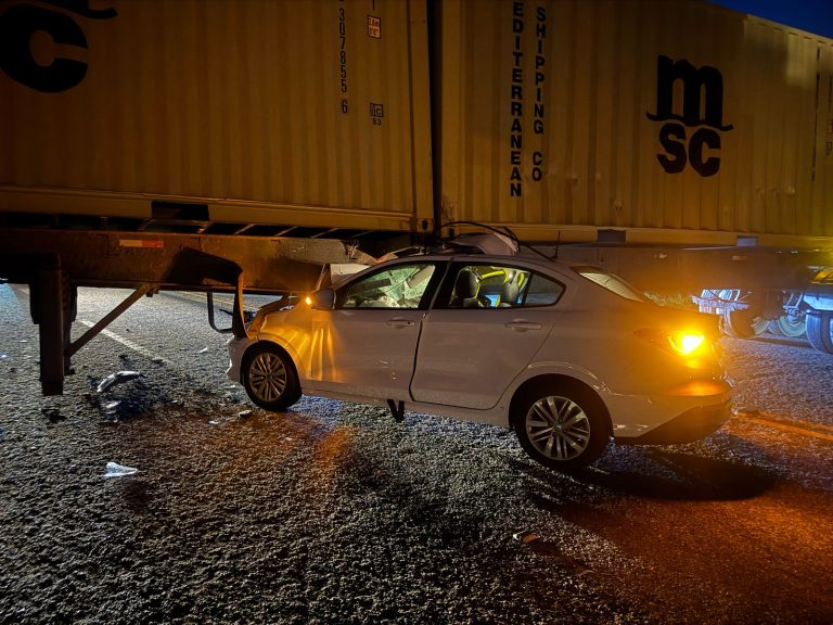 Motorista de caminhão envolvido em acidente na PR-508 foi socorrido pela equipe de resgate, mas não resistiu aos ferimentos. Foto: TVCi
