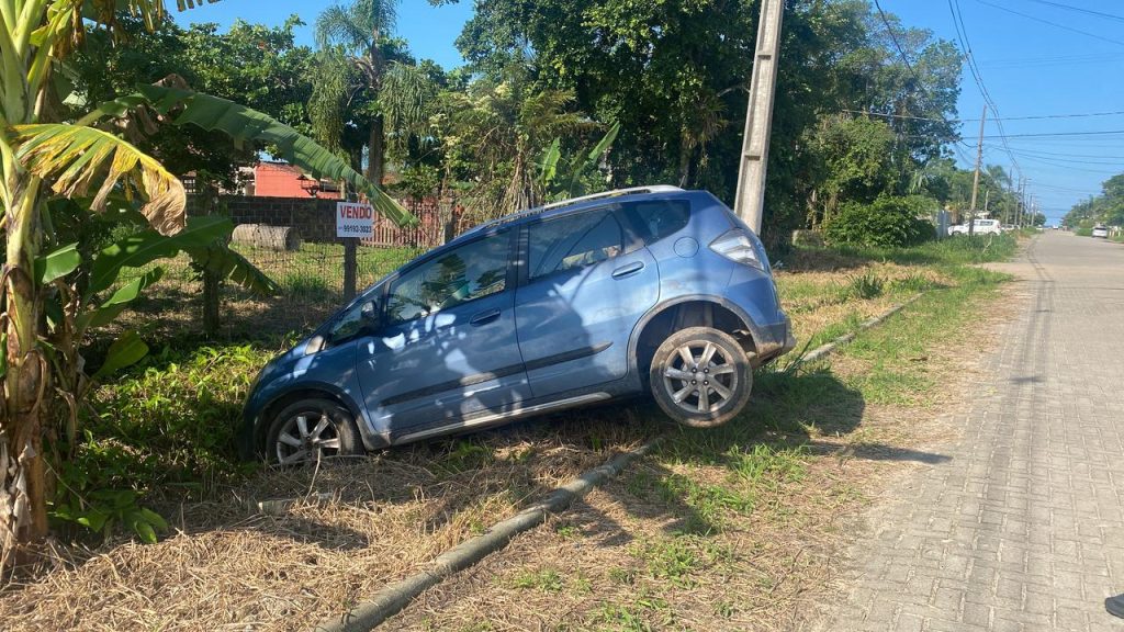 Carro roubado recuperado pela PM em Guaratuba