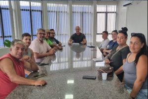 Ambulantes participaram de primeira reunião para começar as tratativas para o comércio na areia da praia, durante o verão. Foto: Prefeitura de Guaratuba