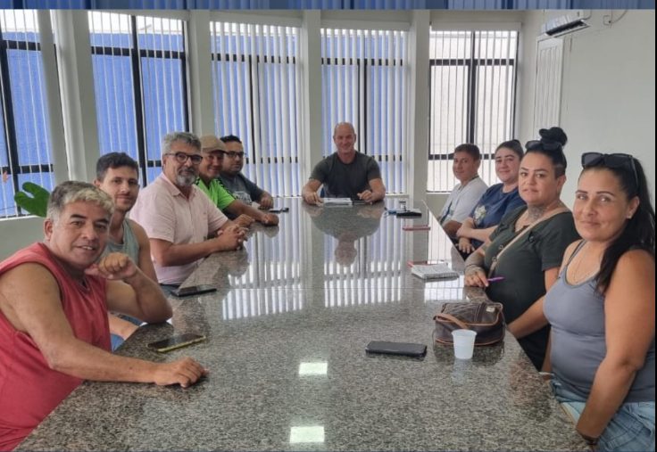 Ambulantes participaram de primeira reunião para começar as tratativas para o comércio na areia da praia, durante o verão. Foto: Prefeitura de Guaratuba