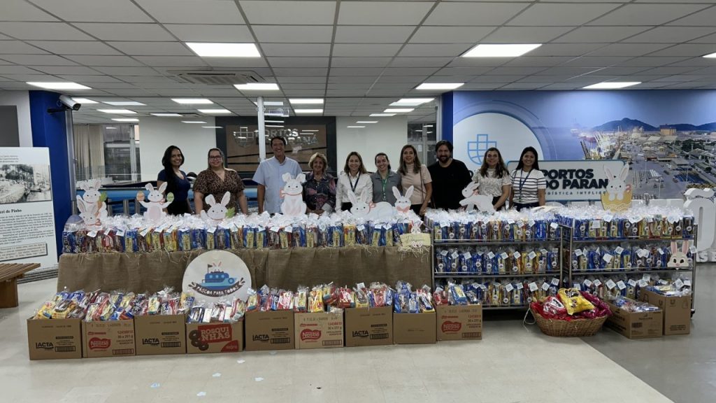 Ação louvável, com a participação de voluntários, contou com doações da comunidade portuária para entregar kits de Páscoa a filhos de catadores de recicláveis. Foto: Rodrigo Sell/Gcom Portos do Paraná