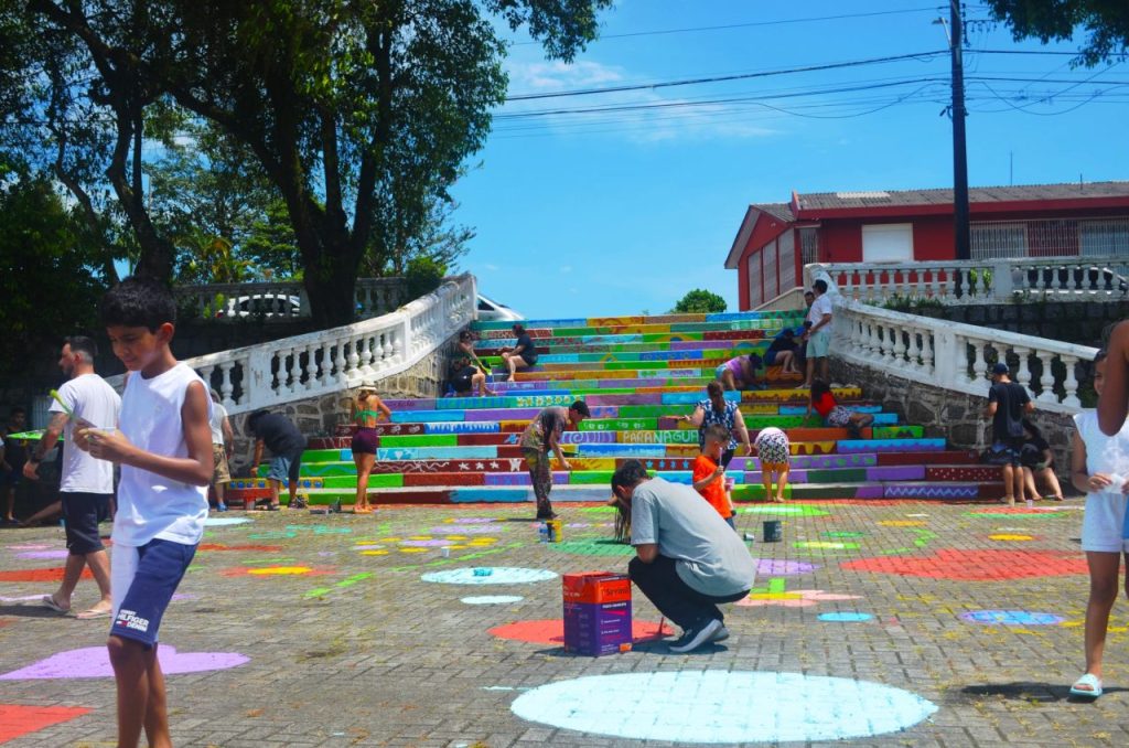 Além da pintura da ponte, outros pontos turísticos de Paranaguá receberam intervenções artísticas, como a escultura do caranguejo.