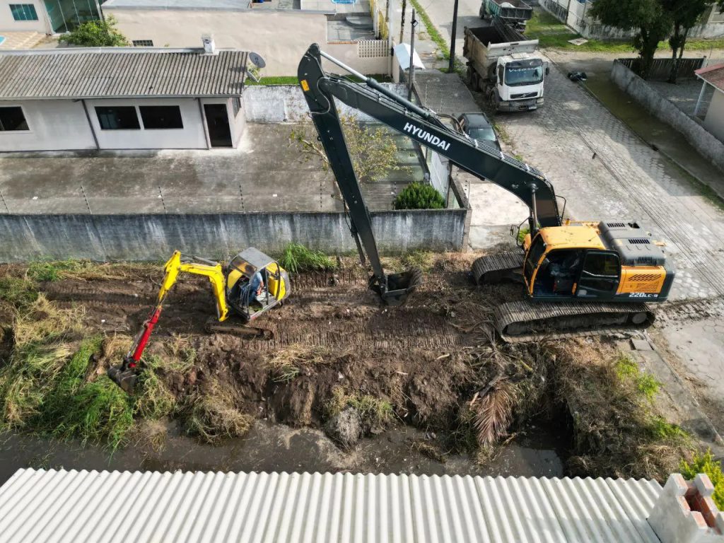 Limpeza é realizada para evitar enchentes na região. Foto: Prefeitura de Pontal do Paraná

