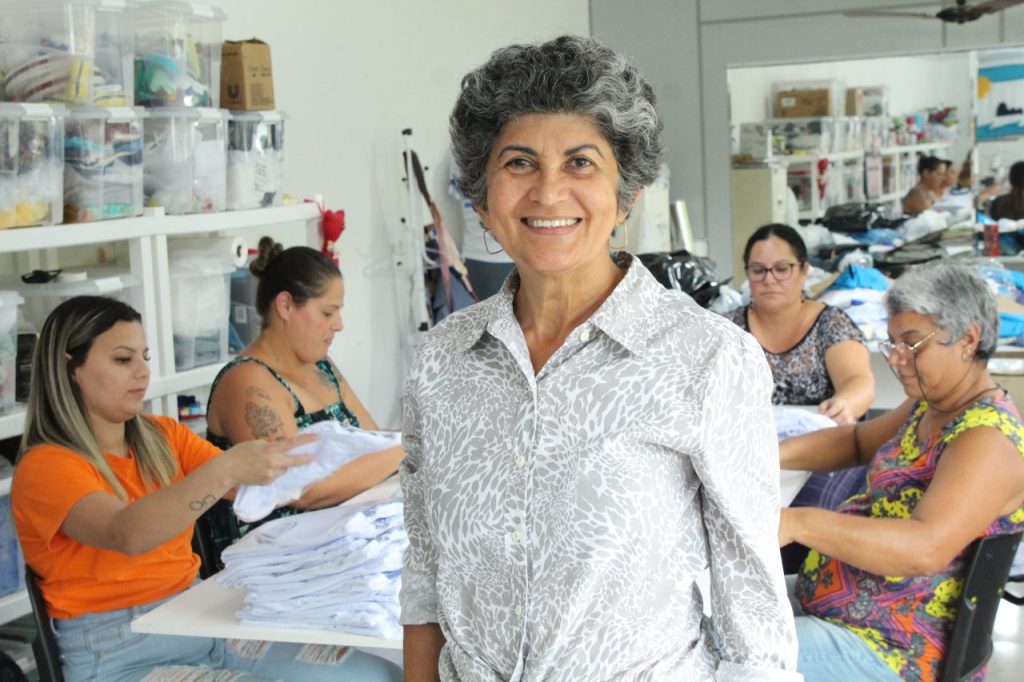 Francisca Moura, coordenadora do projeto Costurando Sonhos, fala como o projeto funciona. Foto: Diogo Monteiro/JB Litoral