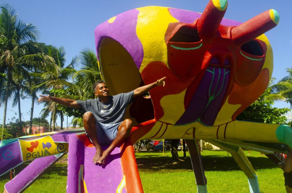 Além da pintura da ponte, outros pontos turísticos de Paranaguá receberam intervenções artísticas, como a escultura do caranguejo.