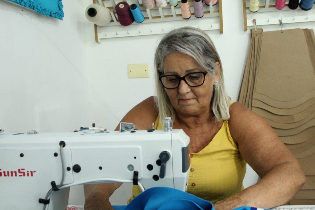 Célia utiliza as instalações da Provopar para costurar. Foto: Diogo Monteiro/JB Litoral