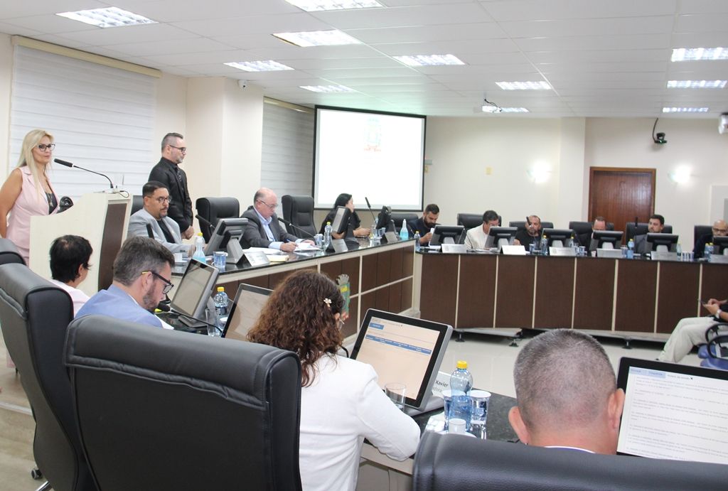 Dados financeiros foram apresentados pela secretária municipal de Fazenda e Orçamento, Verônica Marodim Marques. Foto: Câmara Municipal de Paranaguá