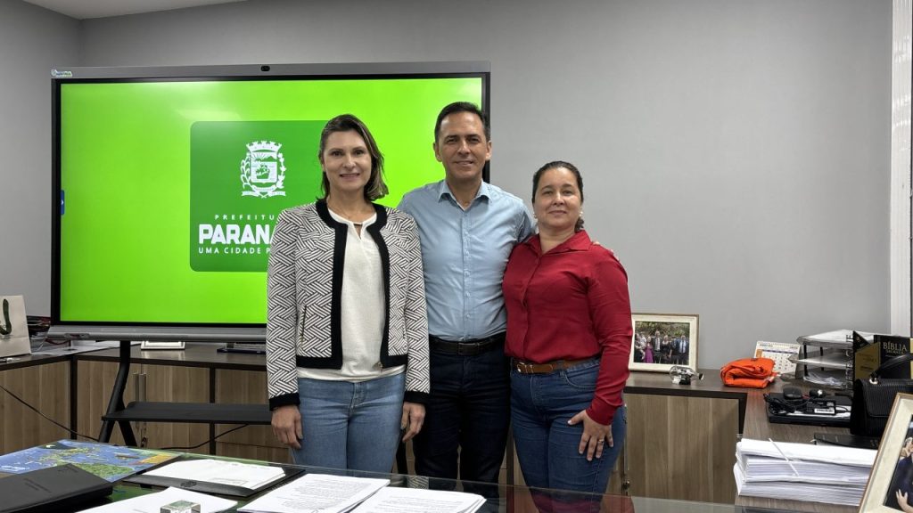 Prefeito Adriano Ramos apresentou o balanço dos primeiros 100 dias de gestão ao lado da esposa e da vice-prefeita. Foto: Prefeitura de Paranaguá