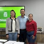 Prefeito Adriano Ramos apresentou o balanço dos primeiros 100 dias de gestão ao lado da esposa e da vice-prefeita. Foto: Prefeitura de Paranaguá