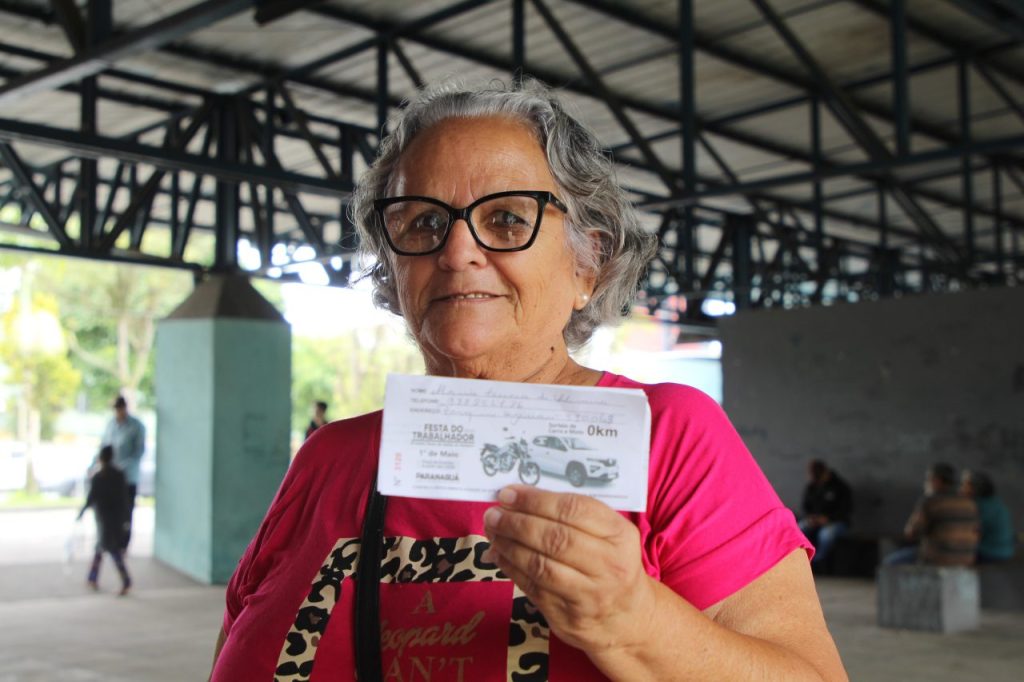 A aposentada Maria Lúcia de Oliveira já fez a troca dos cupons e está participando do sorteio. Foto: Diogo Monteiro/JB Litoral
