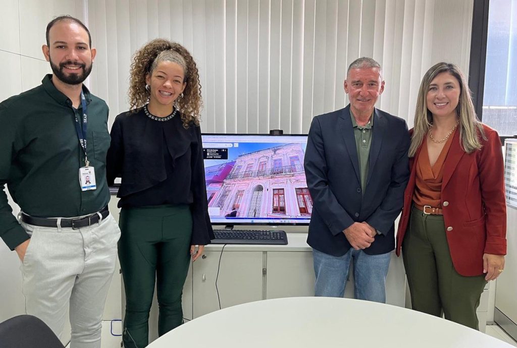 O secretário Wagih Hammoud esteve na SEAP, em Curitiba, tratando da
cessão do imóvel histórico. Participaram da reunião a secretária Marta
Guizelini, o chefe do Patrimônio Estadual, Felipe Guilhermette, e a chefe da
Divisão de Planejamento e Gestão, Jéssica de Oliveira