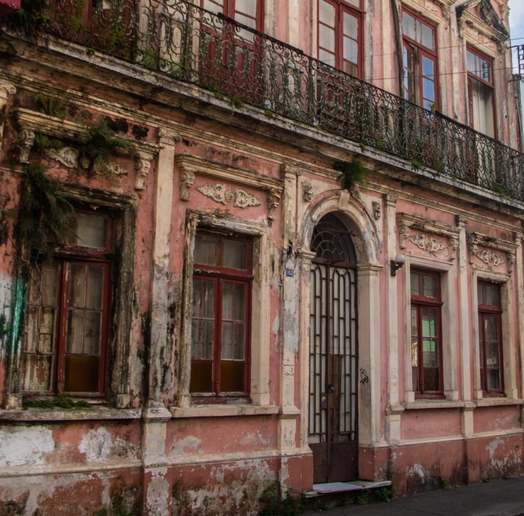 Palacete dos Guimarães está abandonado, com fezes de pombo e focos de dengue. Foto: Prefeitura de Paranaguá