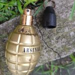 Frasco de perfume em forma de granada