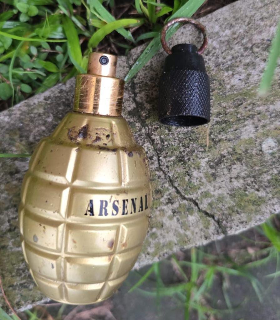Frasco de perfume em forma de granada
