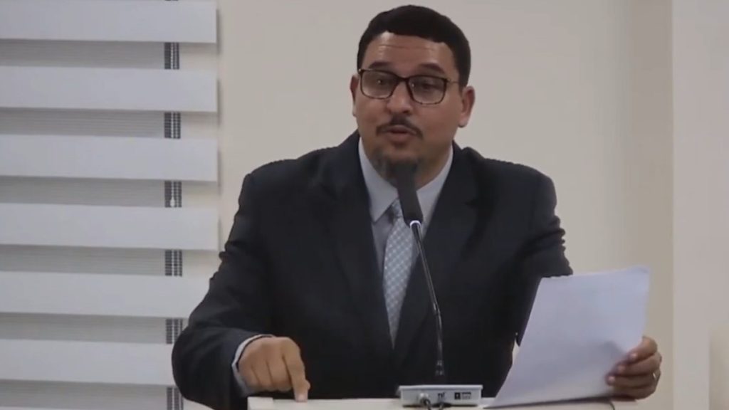 Vereador Irineu Cruz fez discurso em plenário defendendo sua viagem ao Pará e destacando que vai apresentar dados importantes para Paranaguá (Foto: Reprodução/ Câmara de Paranaguá)