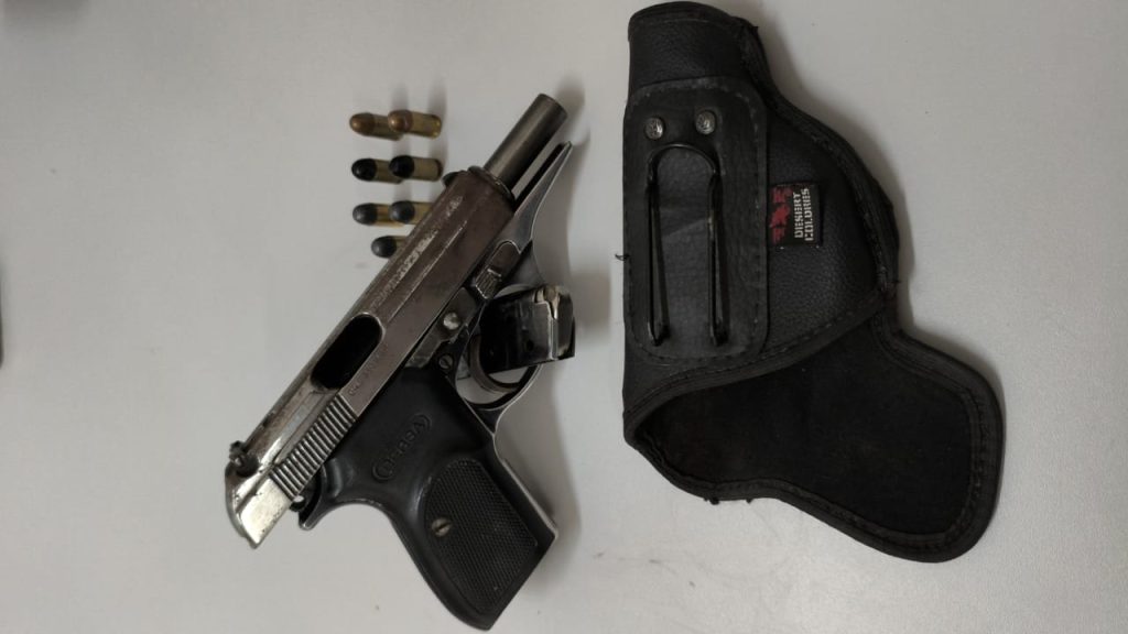 PM apreende pistola em ação