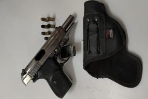 PM apreende pistola em ação