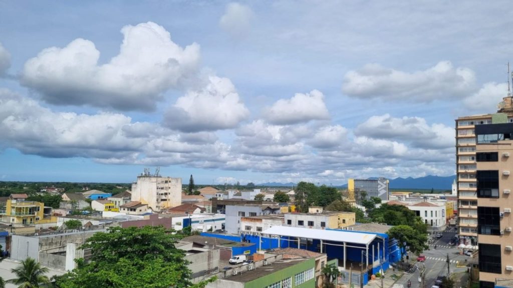 Tempo nublado Litoral