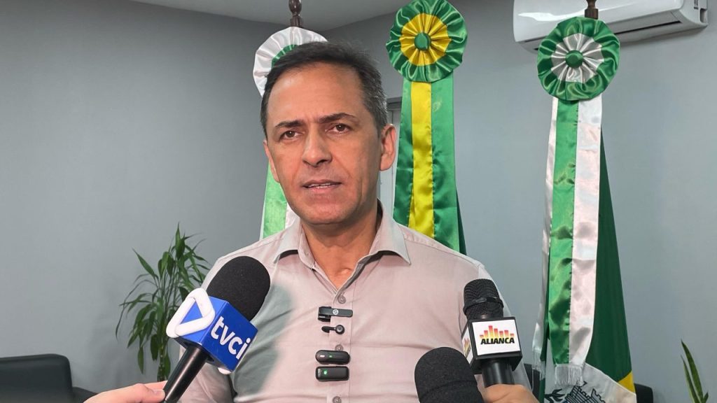 Prefeito Adriano Ramos respondeu às acusações da Viação Rocio nesta terça (8), chamou a empresa de “desleal” e criticou os ônibus usados na cidade. Foto: Diogo Monteiro/JB Litoral