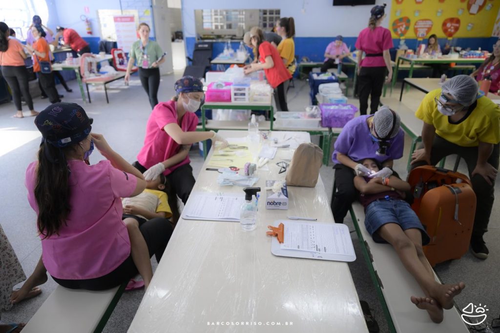 Barco Sorriso - na Escola Municipal em Tempo Integral Profª Arminda de Souza Pereira, no bairro Jardim Iguaçu