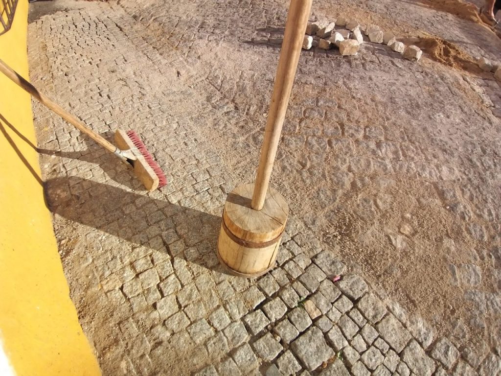 Com pouca demanda, o cargo de calceteiro pode ser extinto e terceirizado, como propõe a Prefeitura para modernizar a gestão.