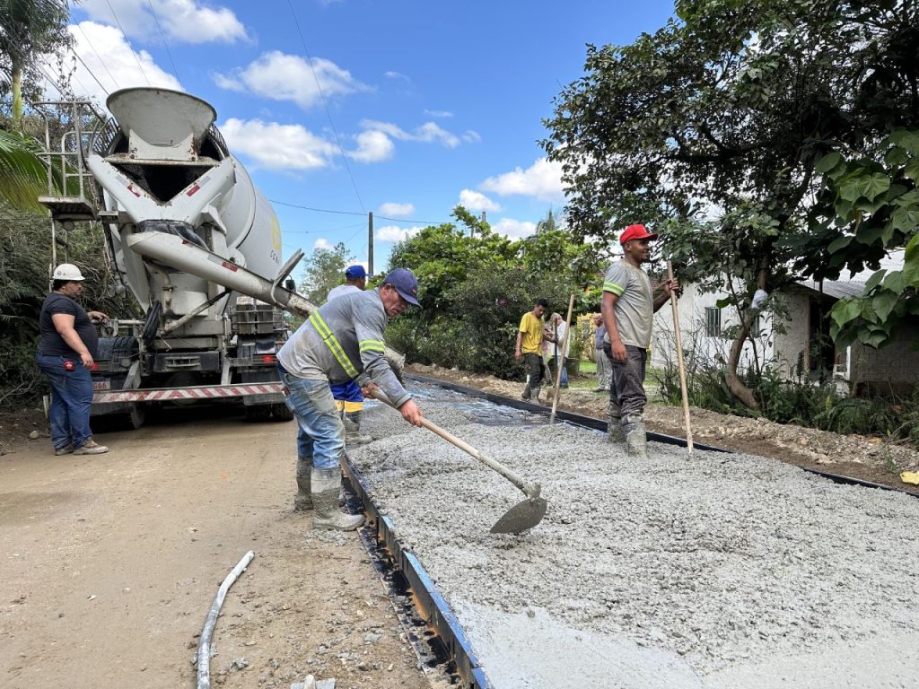 Segundo a Prefeitura, de 10 a 15 caminhões de concreto usinados estão operando diariamente na pavimentação da Estrada da América. Foto: Prefeitura de Morretes