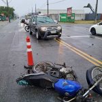 Motociclista se feriu em colisão com carro e precisou de atendimento médico.