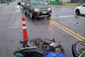 Motociclista se feriu em colisão com carro e precisou de atendimento médico.