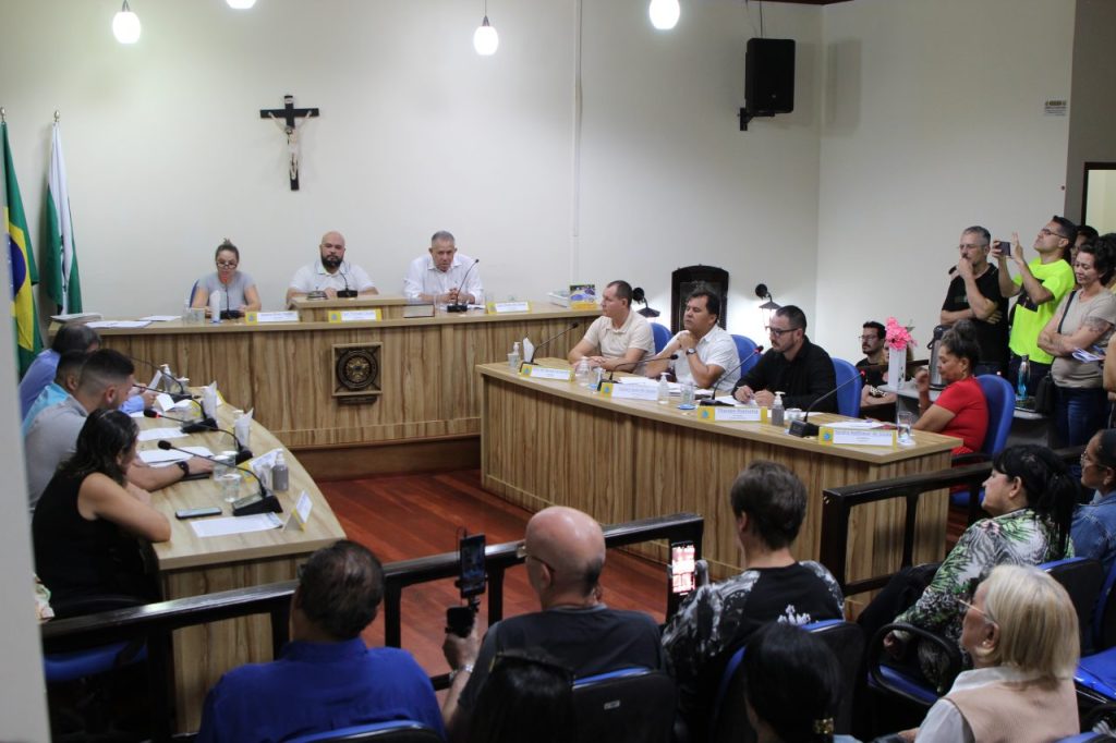 CAMARA DE VEREADORES ANTONINA – VOTACAO EXTINÇÃO DE CARGOS – PUBLICO LOTADO – FOTO DIOGO MONTEIRO JB LITORAL -06-05-2025 (3)