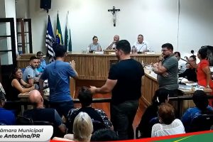 Pai de Lucas Peluso, e filho da candidata derrotada Munira Peluso (Mônica), Napoleão Peluso tumultuou a sessão. Foto: Reprodução
