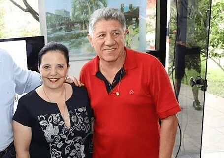 Secretária Eunice Dalmora ao lado do prefeito Dalmora (PL). Famílias seguem sem cesta básica.