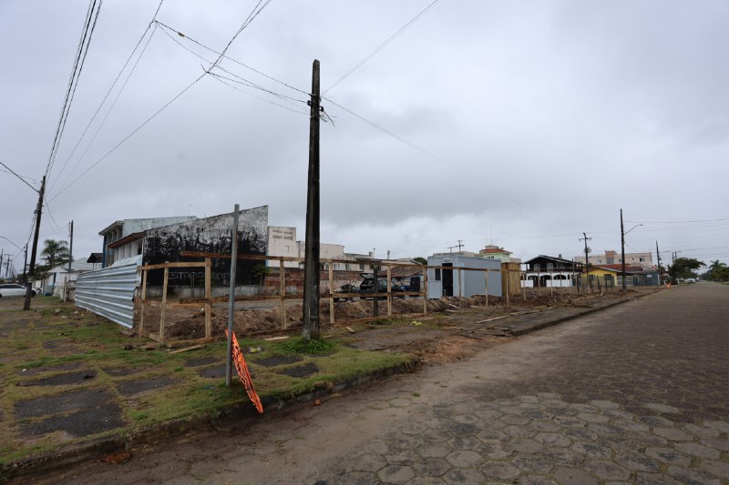 Canteiro de obras começou a ser instalado e recebeu vistoria com representantes do IAT, prefeitura e consórcio que executará os serviços. Foto: Clovis Santos /Prefeitura de Pontal do Paraná