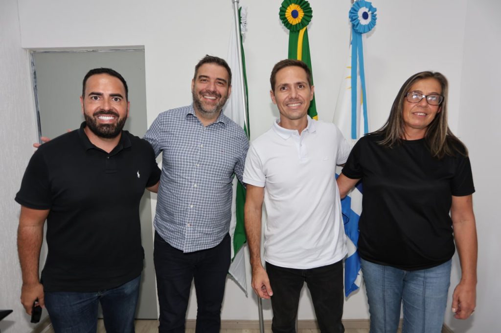 O deputado estadual Denian Couto visitou o prefeito Rudão Gimenes acompanhado pelo superintendente geral de articulação política no Litoral do Governo do Paraná, Rodrigo Gregório, e pela presidente do Podemos em Pontal do Paraná, Graziela Basso Sternheim. Foto: Clovis Santos/Prefeitura de Pontal do Paraná

