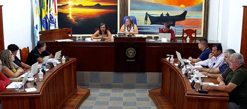 Entre os presentes na cerimônia de lançamento da Escola de Governo estiveram o prefeito Rudão Gimenes, a vice-prefeita Prof. Patricia Millo Marcomini e a nova superintendente de Gestão Estratégica e Suporte ao Servidor, Renata Marinho. Foto: Prefeitura de Pontal do Paraná